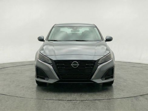 Used 2025 Nissan Altima 2.5 SV FWD image 2