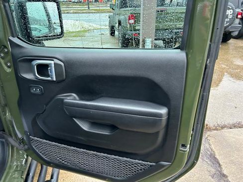Used 2021 Jeep Gladiator Willys image 22