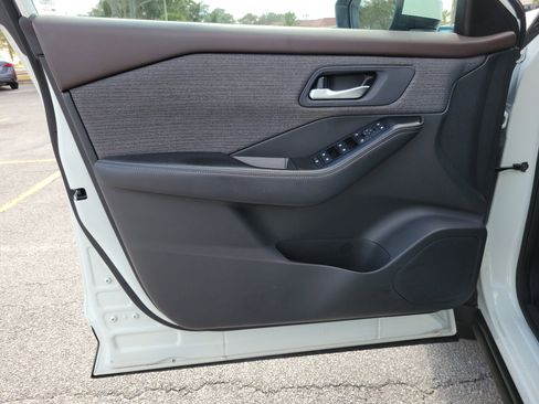 Used 2023 Nissan Rogue SV image 14