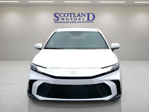 Used 2025 Toyota Camry SE FWD image 3