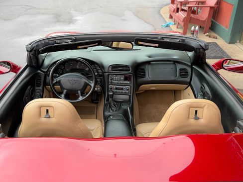 Used 2000 Chevrolet Corvette Convertible w/ Performance Handling Pkg image 19