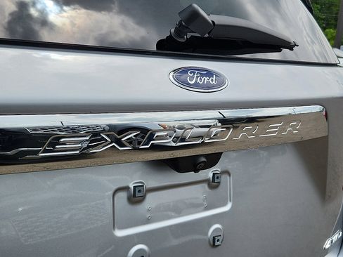 Used 2022 Ford Explorer XLT w/ Equipment Group 202A AWD/4WD image 29
