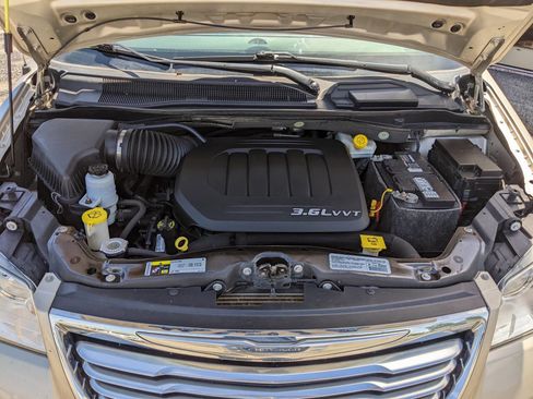 Used 2014 Chrysler Town & Country Touring FWD image 21