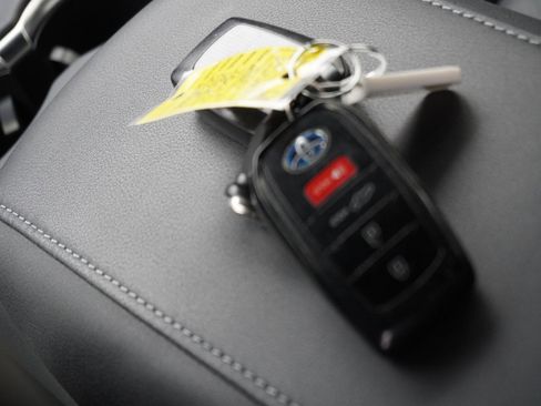 Used 2021 Toyota Venza XLE w/ Carpet Mat Package (TMS) image 18