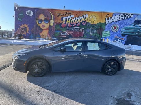Used 2025 Toyota Prius SE image 2