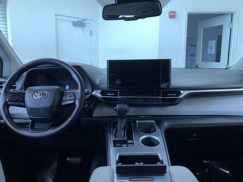 Used 2026 Toyota Sienna LE FWD image 17