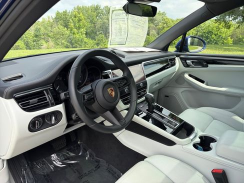 Certified 2025 Porsche Macan Turbo AWD/4WD image 4