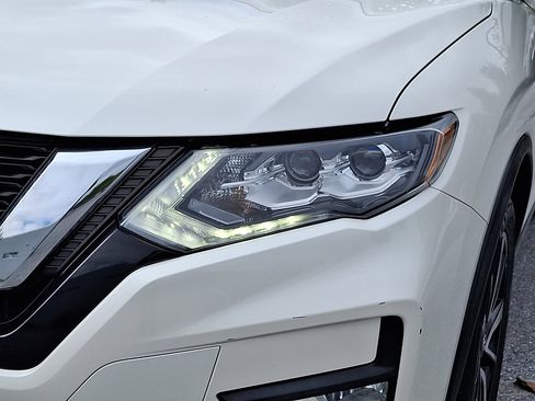 Used 2018 Nissan Rogue SL w/ Premium Package image 9