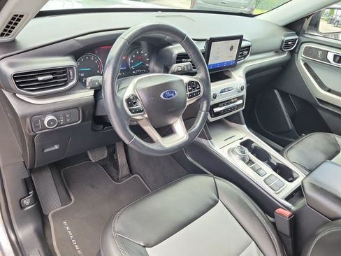 Certified 2022 Ford Explorer XLT w/ Equipment Group 202A RWD image 17