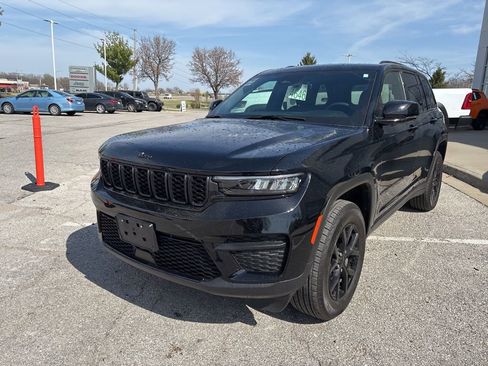 Used 2025 Jeep Grand Cherokee Altitude image 8