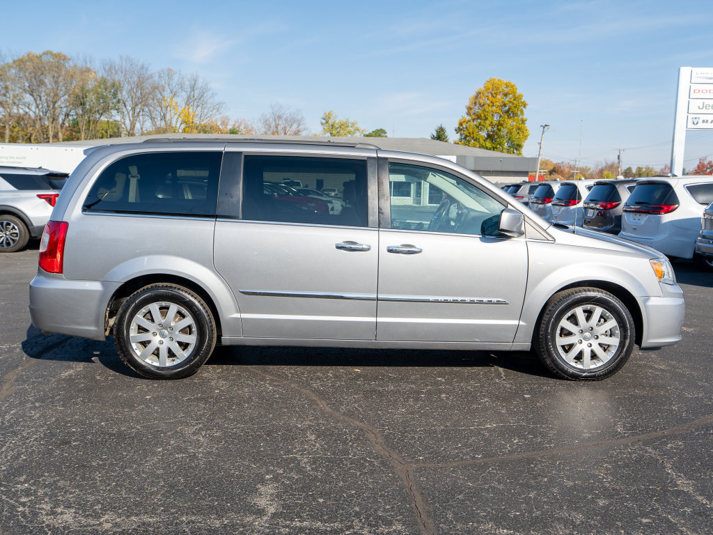 Used 2016 Chrysler Town & Country Touring w/ Driver Convenience Group FWD image 8