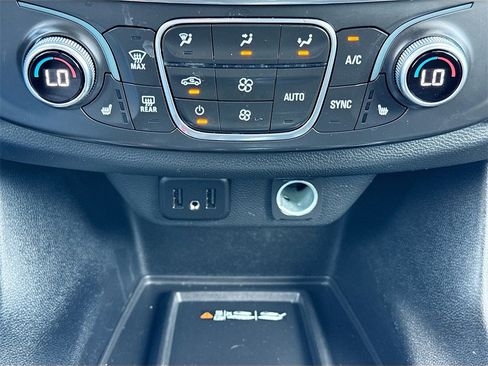 Used 2022 Chevrolet Traverse LT w/ Midnight/Sport Edition image 16