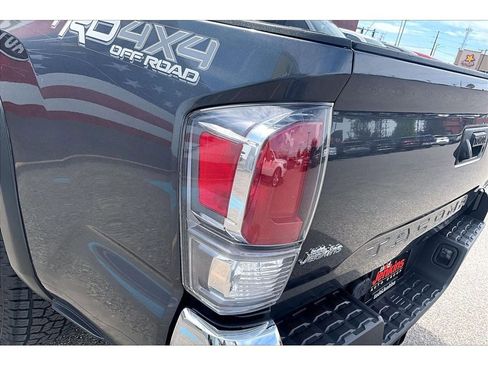 Used 2022 Toyota Tacoma TRD Off-Road AWD/4WD image 33