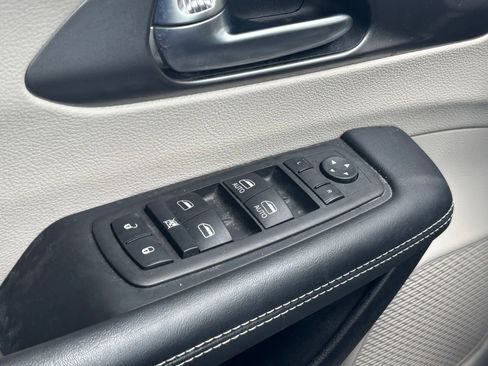 Used 2023 Chrysler Pacifica Touring-L AWD/4WD image 12