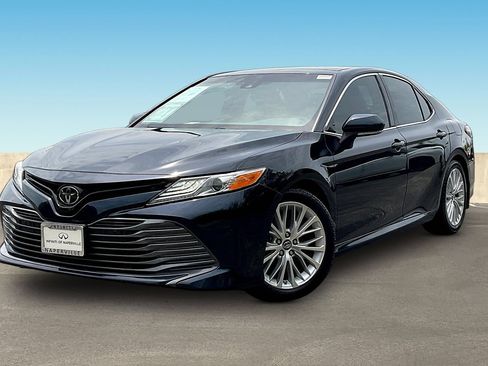 Used 2018 Toyota Camry XLE FWD image 3
