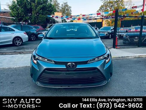 Used 2024 Toyota Corolla LE FWD image 2