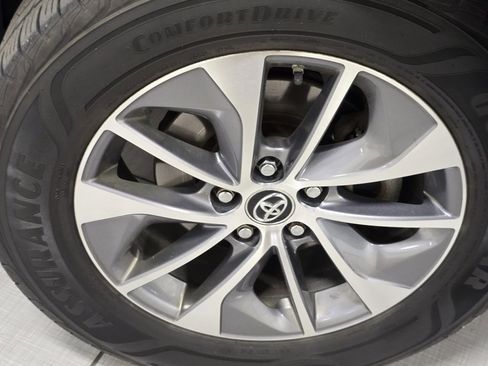 Used 2018 Toyota RAV4 XLE image 8