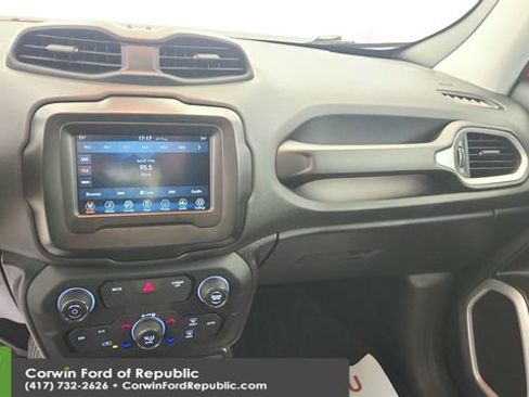 Used 2019 Jeep Renegade Latitude AWD/4WD image 16