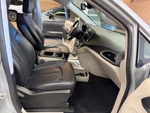 Used 2024 Chrysler Pacifica Limited FWD image 32