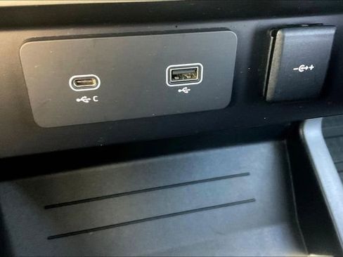 Used 2022 Land Rover Defender 90 X-Dynamic S image 31