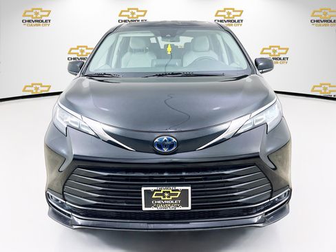 Used 2021 Toyota Sienna LE image 2