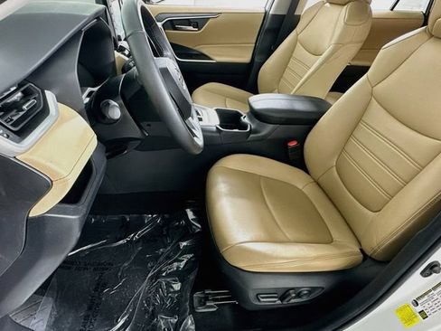 Used 2022 Toyota RAV4 XLE Premium FWD image 9
