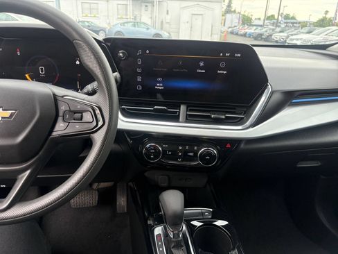 Used 2025 Chevrolet Trax LT FWD image 14