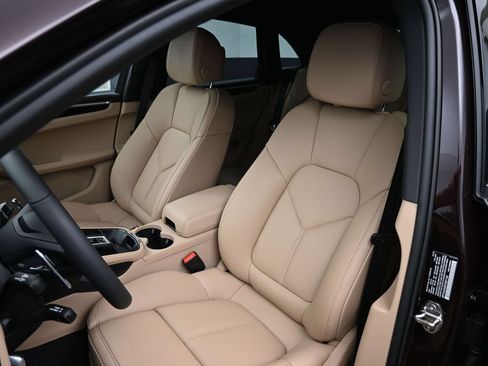 Certified 2026 Porsche Macan AWD/4WD image 5