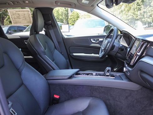 Used 2025 Volvo XC60 B5 Core AWD/4WD image 17