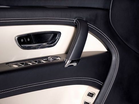 Used 2019 Bentley Bentayga image 57