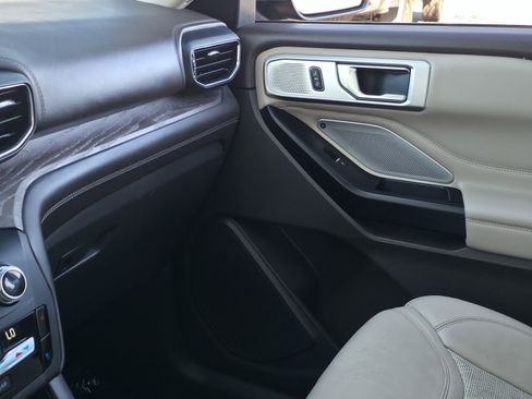 Used 2020 Ford Explorer Platinum w/ Premium Technology Package image 30