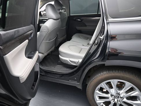 Used 2020 Toyota Highlander Limited AWD/4WD image 21