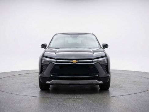 Used 2025 Chevrolet Blazer LT FWD image 2