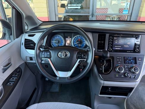 Used 2018 Toyota Sienna LE image 29
