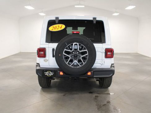 Used 2024 Jeep Wrangler Sahara image 8