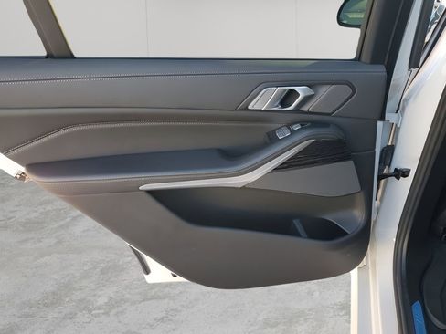 Used 2022 BMW X7 xDrive40i w/ M Sport Package image 17