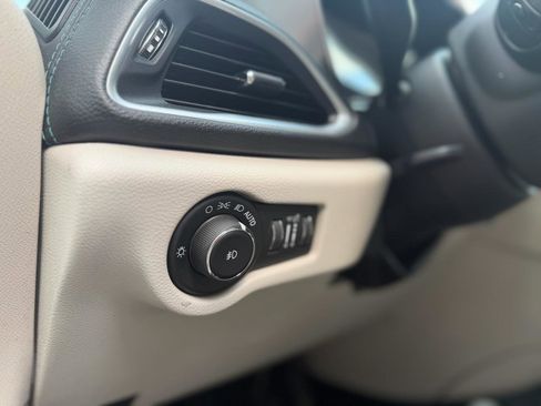 Used 2017 Chrysler Pacifica Platinum FWD image 23