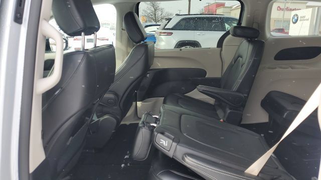 Used 2024 Chrysler Pacifica Touring-L FWD image 21