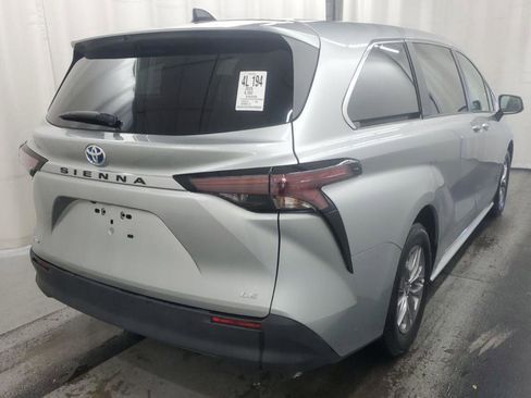 Used 2025 Toyota Sienna LE image 3
