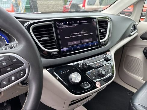 Used 2022 Chrysler Pacifica Touring-L FWD image 19