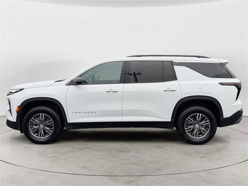 Used 2025 Chevrolet Traverse LT w/ Enhanced Driving Package image 2