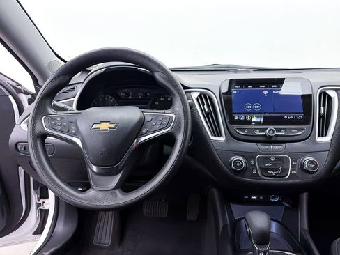 Used 2025 Chevrolet Malibu LS image 3