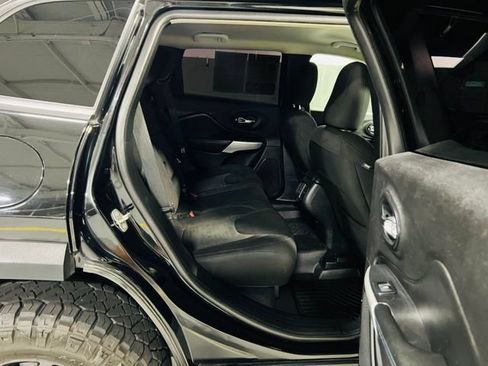 Used 2019 Jeep Cherokee Latitude AWD/4WD image 31