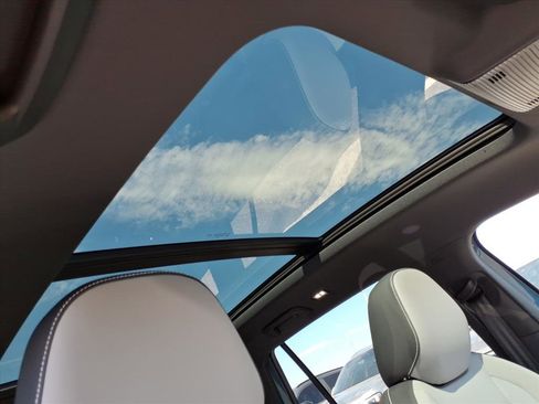 New 2025 Volkswagen Tiguan SE R-Line image 11