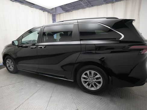 Used 2023 Toyota Sienna XLE FWD image 35