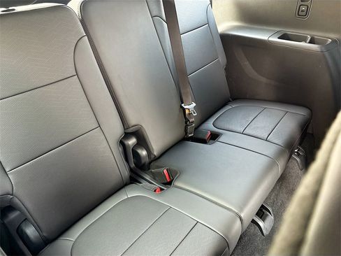 Used 2023 Chevrolet Traverse High Country image 29