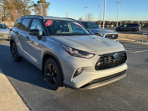 Certified 2024 Toyota Highlander XLE image 6