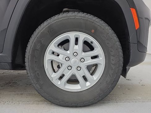 Used 2023 Jeep Grand Cherokee Laredo image 18