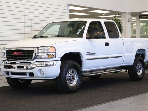 Used 2005 GMC Sierra 2500 SLE w/ Heavy-Duty Power Package AWD/4WD image 1