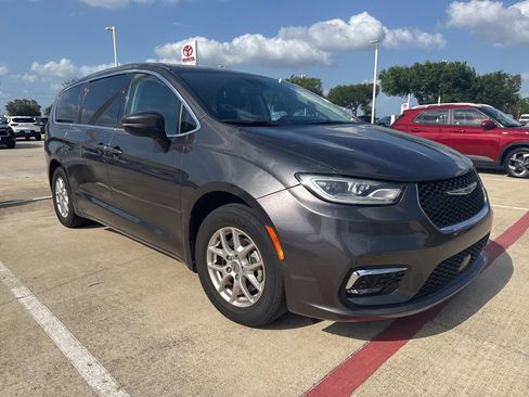 Used 2023 Chrysler Pacifica Touring-L FWD image 1